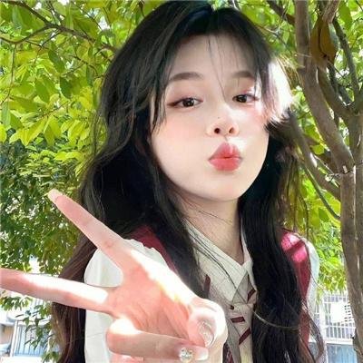 泳池里的男孩